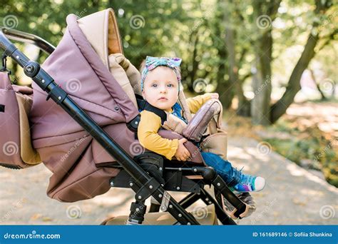 bambino felice durante una passeggiata con passeggino