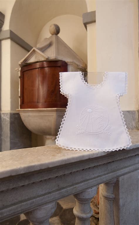 Dettaglio di un vestito da battesimo con ricami floreali