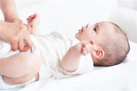 bambino con sederino arrossato