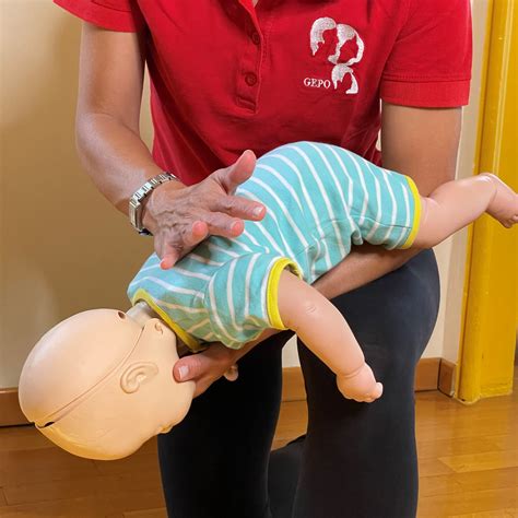 Famiglia che impara le tecniche di primo soccorso pediatrico