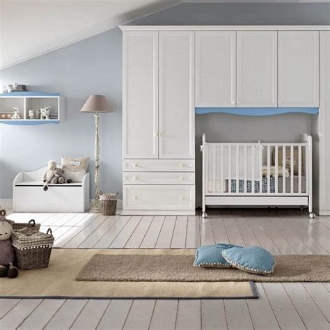 cameretta neonato con colori neutri e accessori colorati