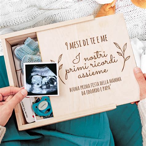 pacco regalo con ciuccio per annuncio gravidanza