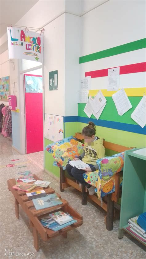 Un angolo lettura in una classe di scuola dell'infanzia con libri colorati