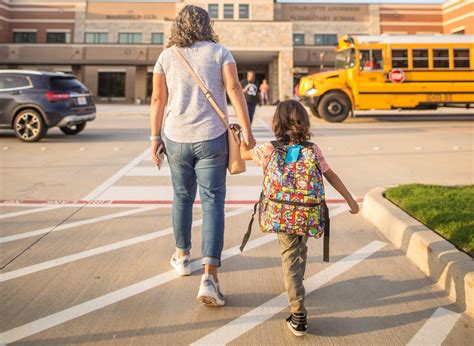 bambino che abbraccia un genitore prima di entrare a scuola