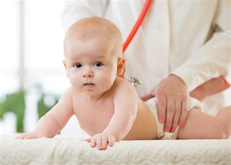 Pediatra che esamina il collo di un neonato