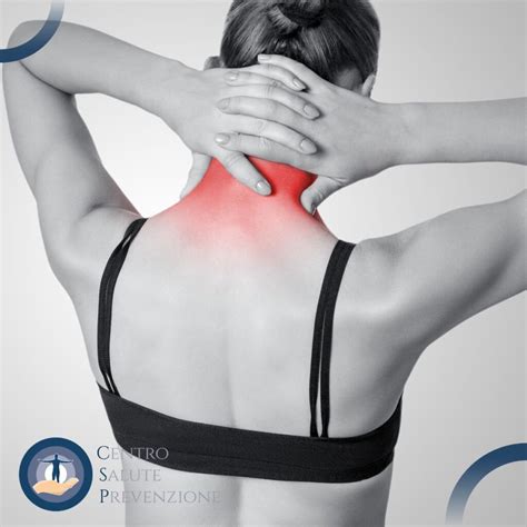 Genitori che eseguono esercizi di stretching per il torcicollo del neonato