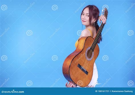 Una giovane donna con una chitarra acustica