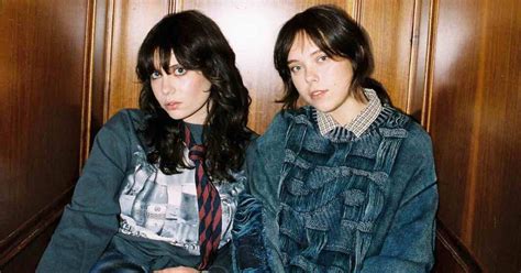 Vale LP e Lil Jolie che si esibiscono insieme