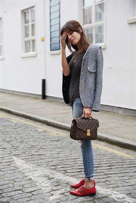 Street style con gonna e scarpe stringate rosse