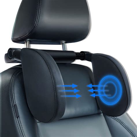 Bambino che dorme in auto con un cuscino poggiatesta