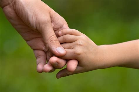 Bambino che tiene in mano un flacone di probiotici