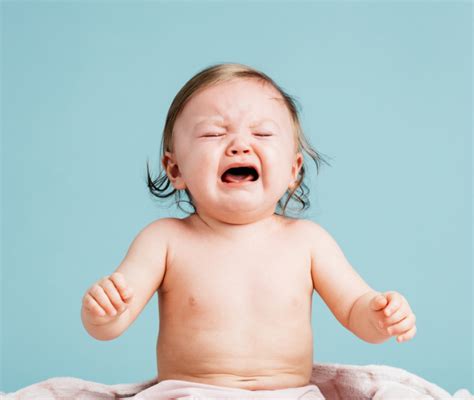 Bambino che piange nel lettino