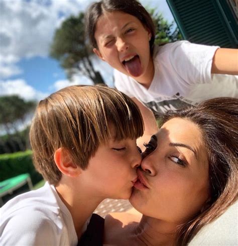 Alessia Mancini con il marito Flavio Montrucchio e i figli