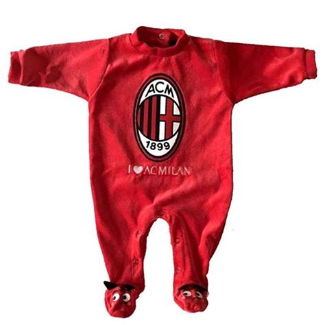 Bambino che indossa una tutina del Milan