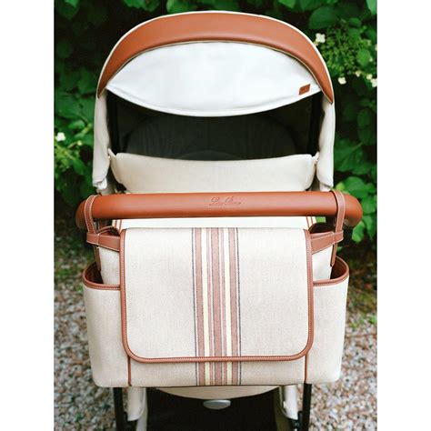 Dettaglio del maniglione ergonomico di un passeggino Inglesina