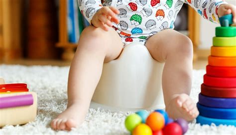bambino felice senza pannolino