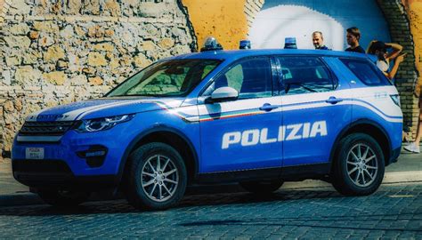Un'auto della polizia ferma fuori da un negozio discount