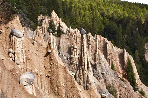 Formazioni geologiche delle Piramidi di Terra di Perca