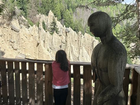 Bambini che osservano le Piramidi di Terra