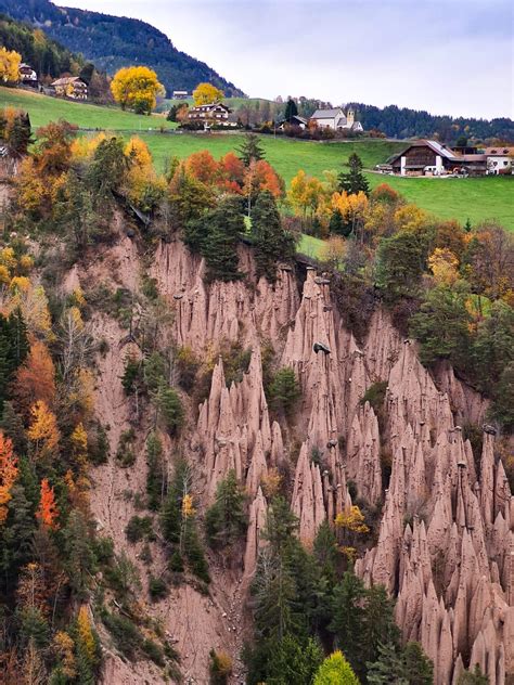 Panoramica delle Piramidi di Terra con vegetazione circostante