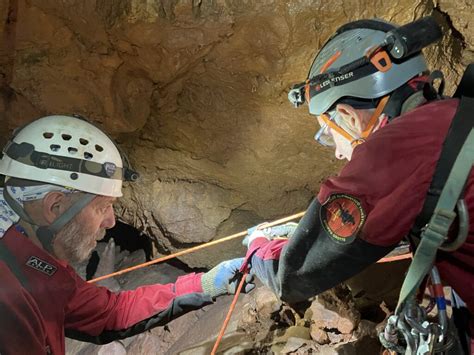 Un gruppo di speleologi esplora una grotta