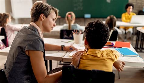 Insegnante di sostegno che lavora con un bambino