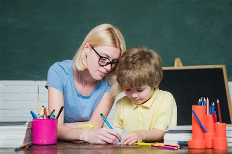 Assistente Educativo Culturale che aiuta un bambino durante un'attività artistica