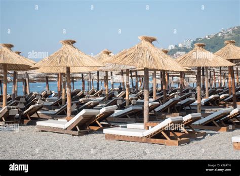 Postazioni ombrelloni e lettini su una spiaggia sabbiosa