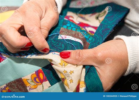 Donna che cuce un quilt in stile patchwork