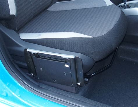 Persona che utilizza un seggiolino di trasferimento per salire in auto