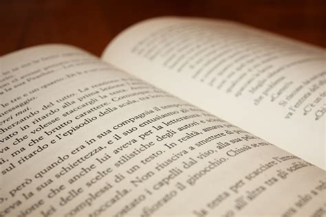 Libro aperto con un testo legale
