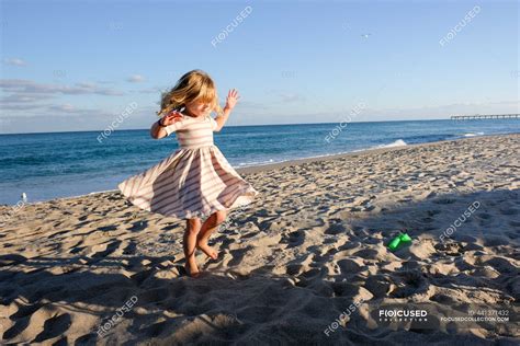 Bambina che balla in un prato