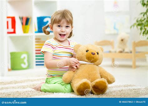 Bambino che gioca con peluche Thun