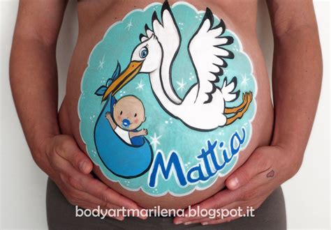 Dettaglio del pancione di una donna incinta decorato con belly painting