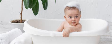 Neonati che fanno il bagnetto con prodotti Johnson's Baby