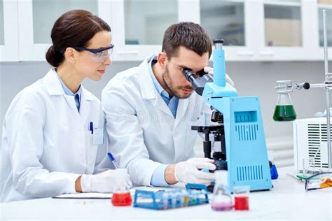 Laboratorio di ricerca Johnson's Baby con scienziati