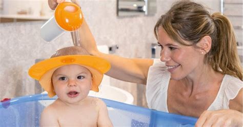 Bambino con visiera durante il bagnetto