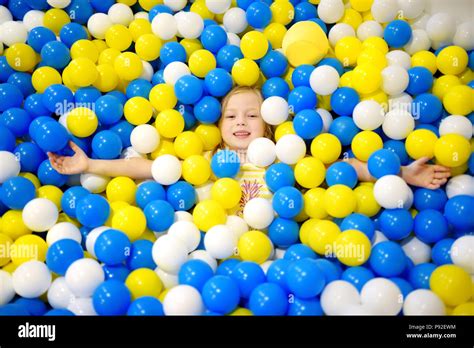 bambini che giocano in una piscina con palline
