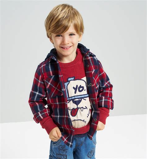 bambino con cappuccio