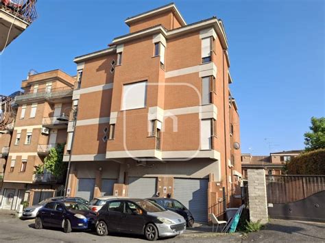 Edifici commerciali lungo Via della Resistenza a San Cesareo.