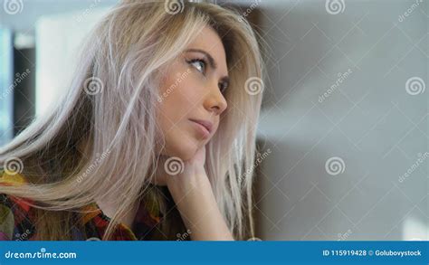 ragazza giovane pensierosa