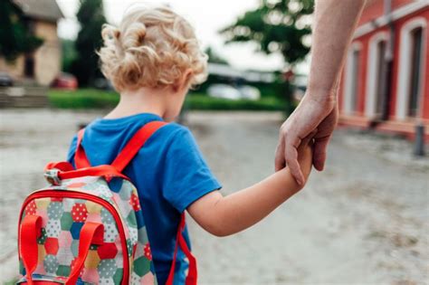 bambino con zainetto a scuola