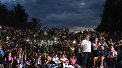 Una folla durante una marcia per la giustizia per Fernando Báez Sosa