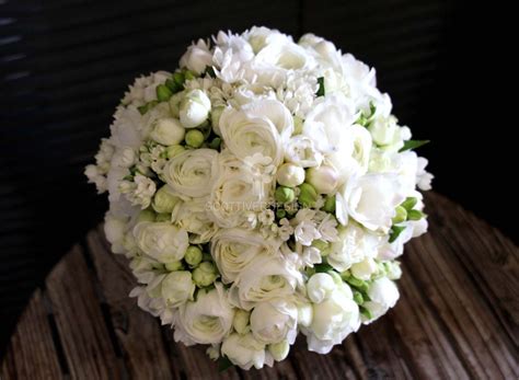 Bouquet di fiori rosa e bianchi