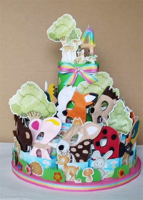Torta decorata con arcobaleno e animali del bosco
