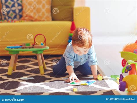 neonato che gioca su un tappeto colorato