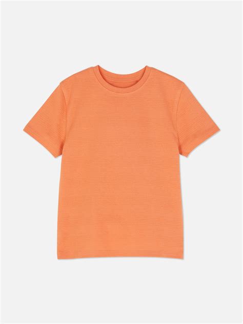 bambino con maglietta rossa e mare