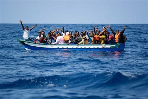 barcone di migranti in mare