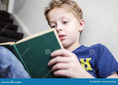 ragazzo che legge un libro