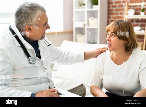 coppia in attesa che parla con un medico